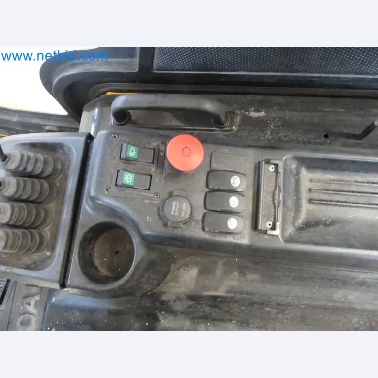 Hyundai 40B-9 electric front forklift truck with Still HFX 80V-170A charger-46