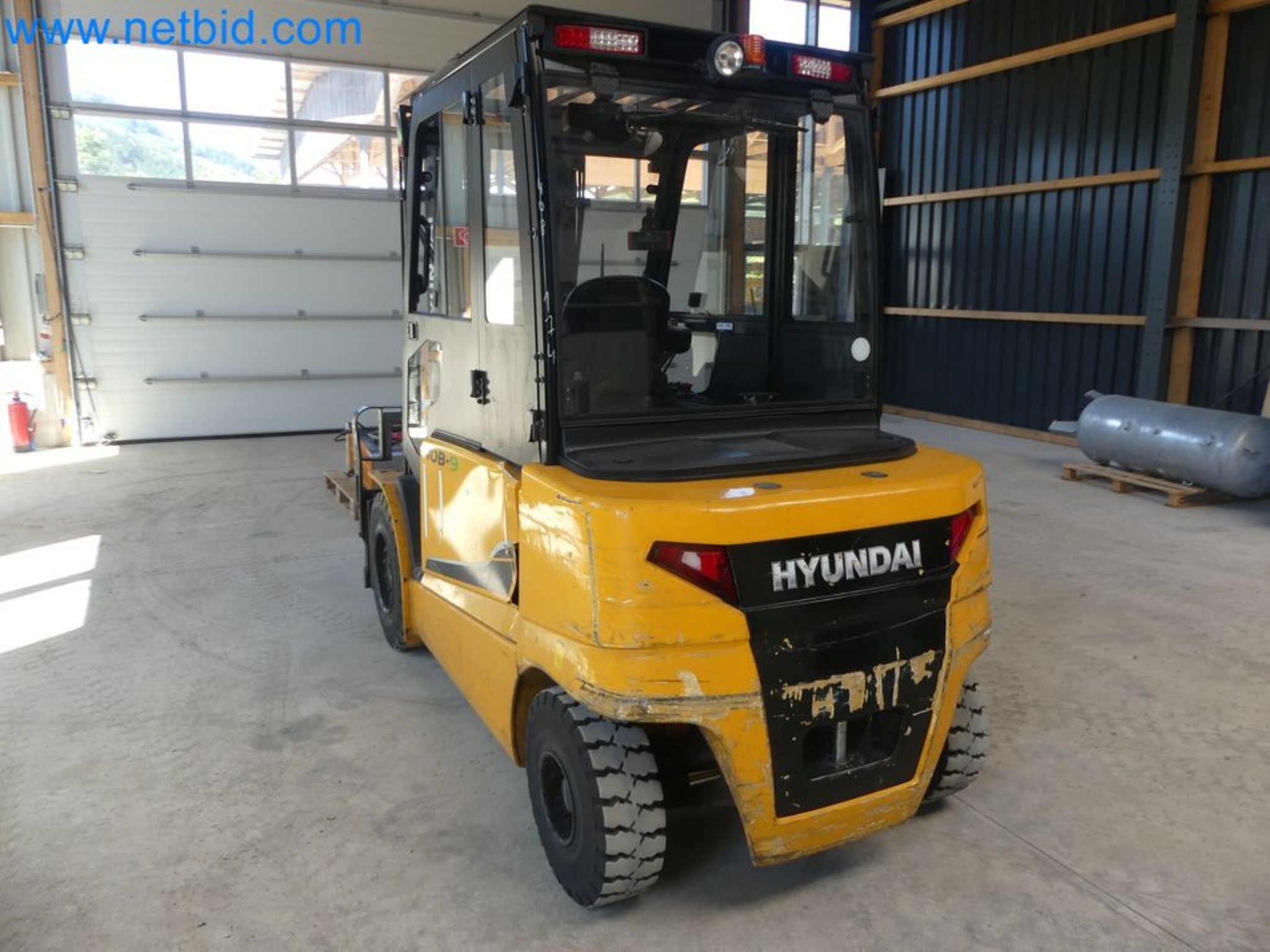 Hyundai 40B-9 electric front forklift truck with Still HFX 80V-170A charger-4