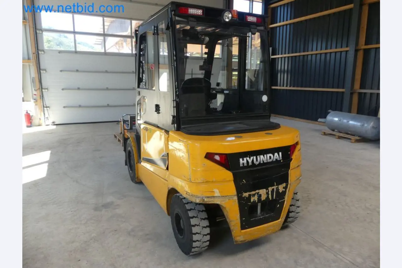 Hyundai 40B-9 electric front forklift truck with Still HFX 80V-170A charger-4