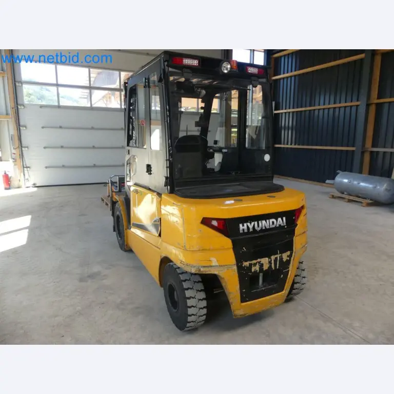 Hyundai 40B-9 electric front forklift truck with Still HFX 80V-170A charger-4
