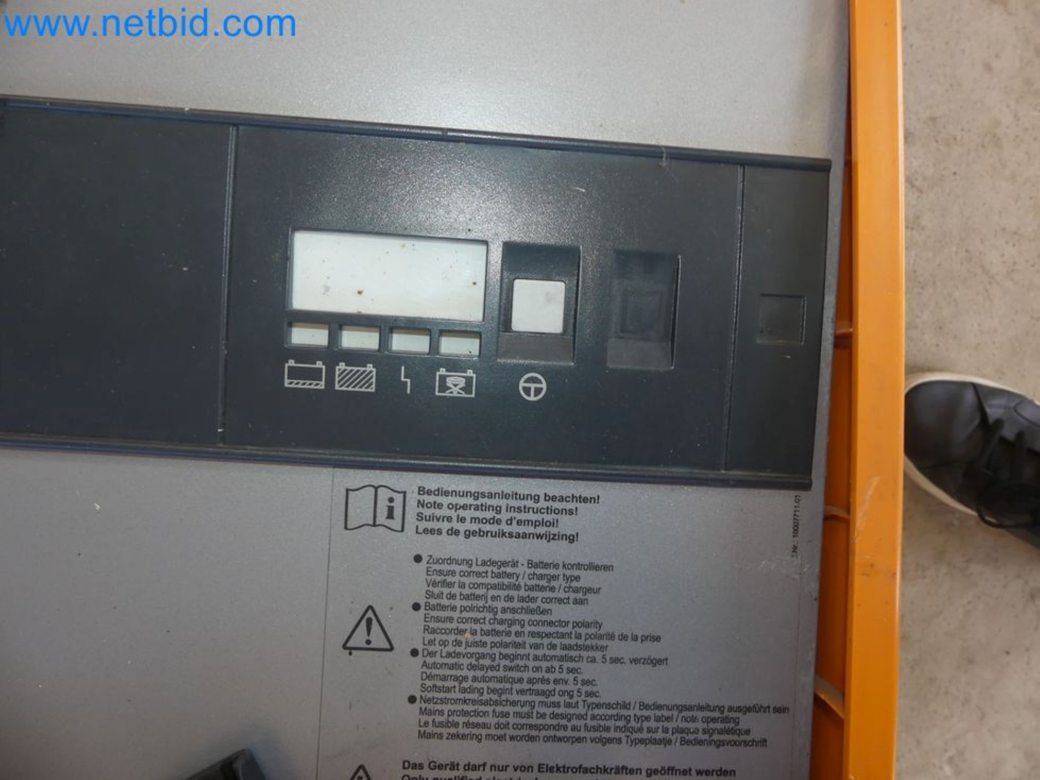 Hyundai 40B-9 electric front forklift truck with Still HFX 80V-170A charger-51