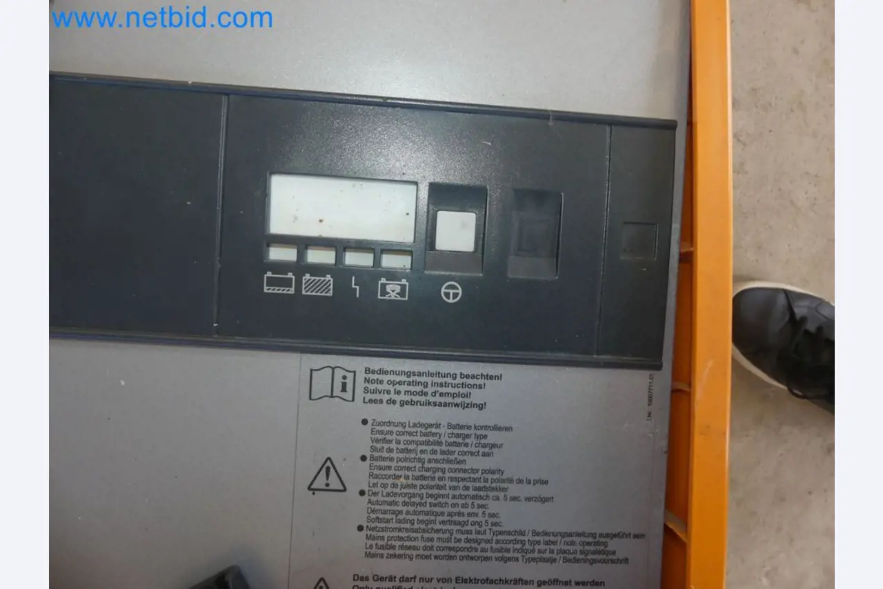 Hyundai 40B-9 electric front forklift truck with Still HFX 80V-170A charger-51