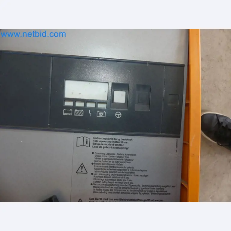 Hyundai 40B-9 electric front forklift truck with Still HFX 80V-170A charger-51