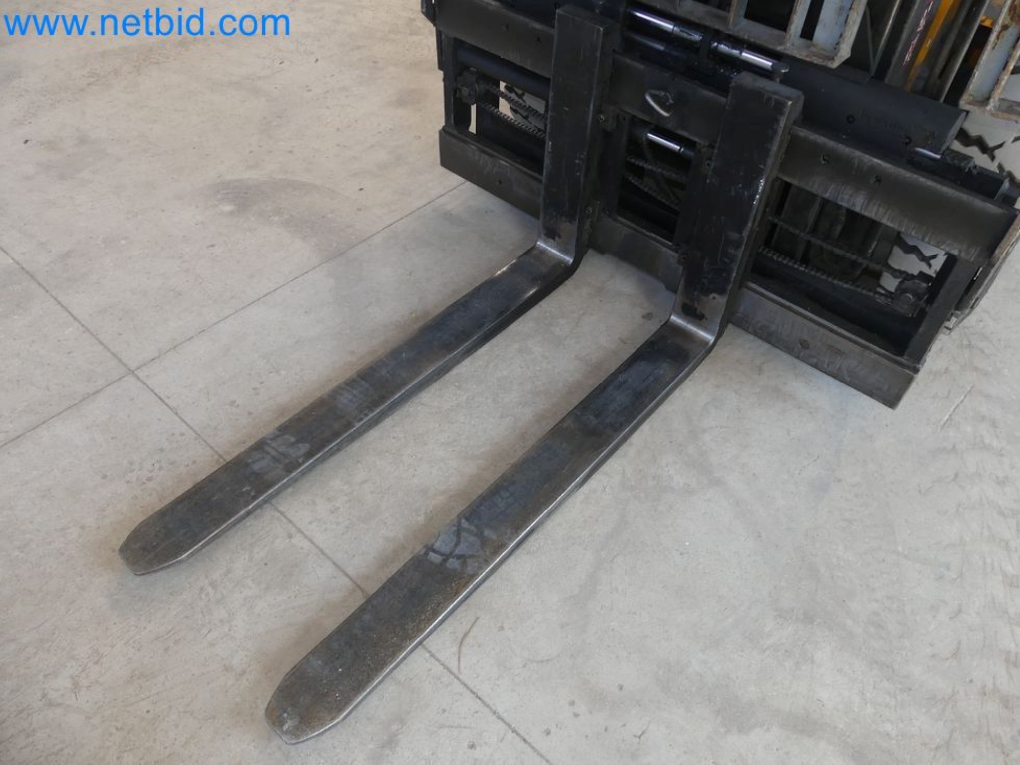 Hyundai 40B-9 electric front forklift truck with Still HFX 80V-170A charger-53