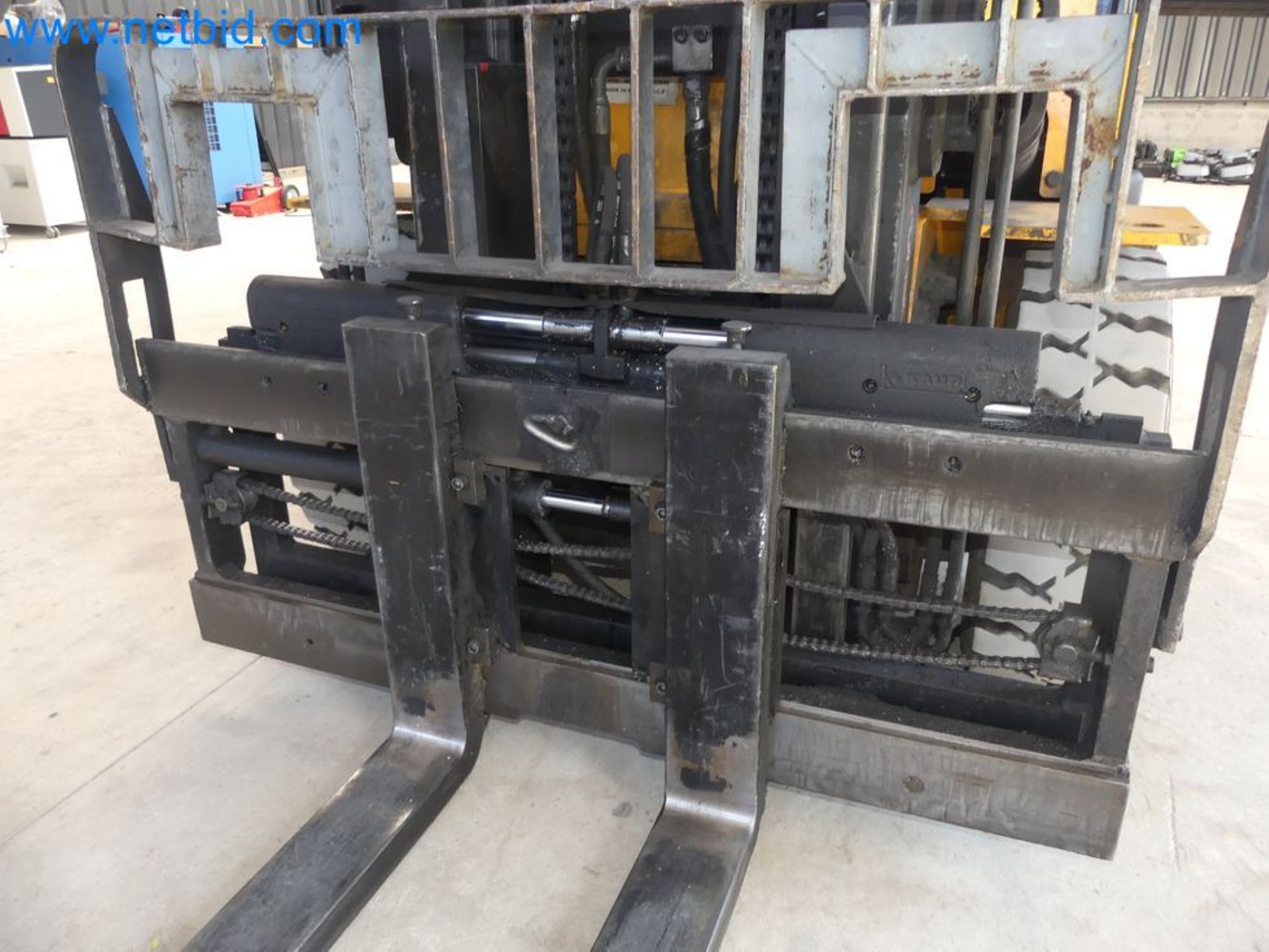 Hyundai 40B-9 electric front forklift truck with Still HFX 80V-170A charger-54