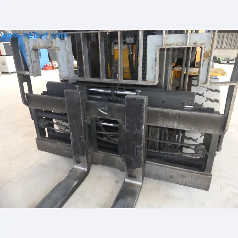 Hyundai 40B-9 electric front forklift truck with Still HFX 80V-170A charger-54