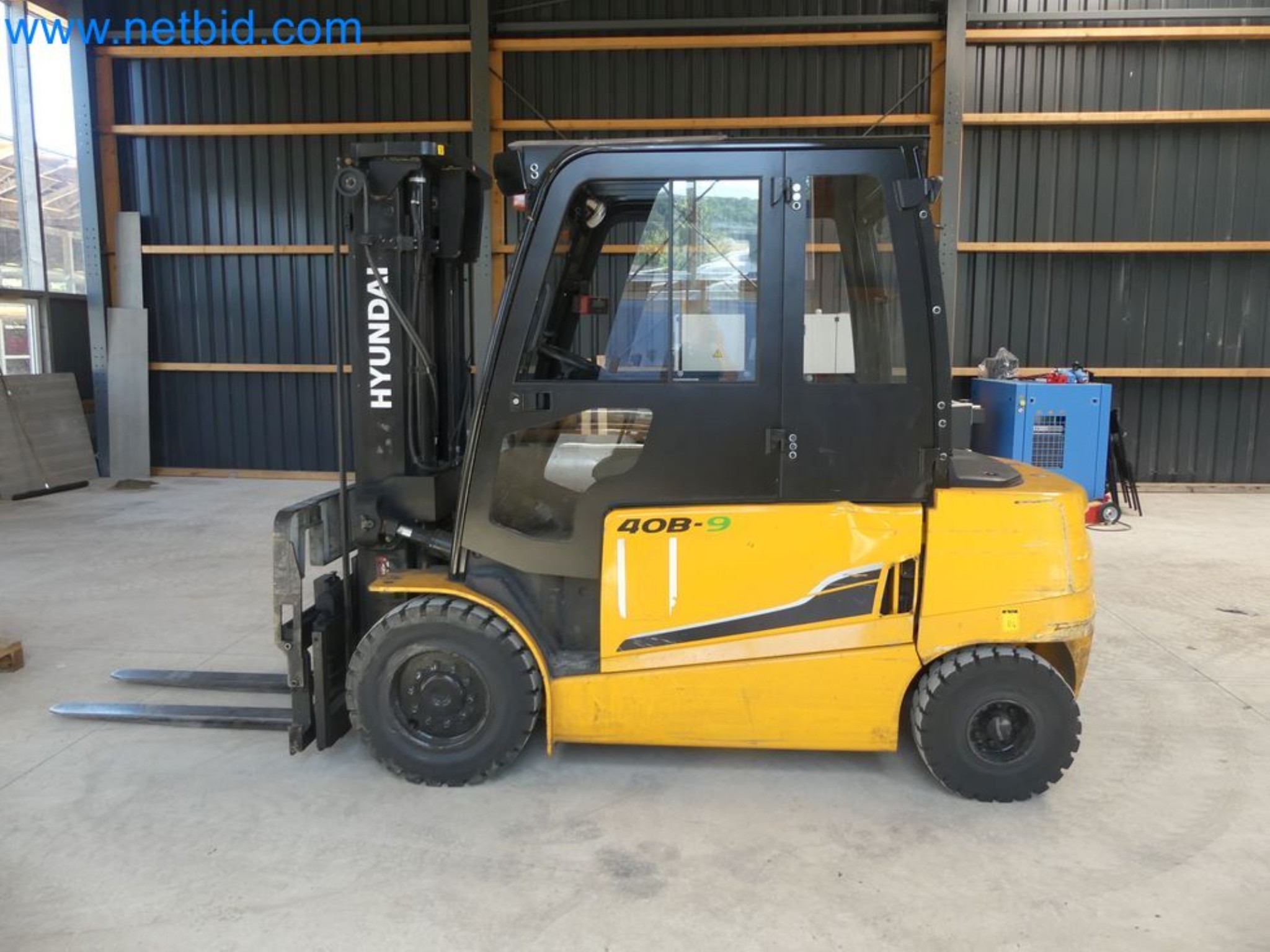 Hyundai 40B-9 electric front forklift truck with Still HFX 80V-170A charger-56