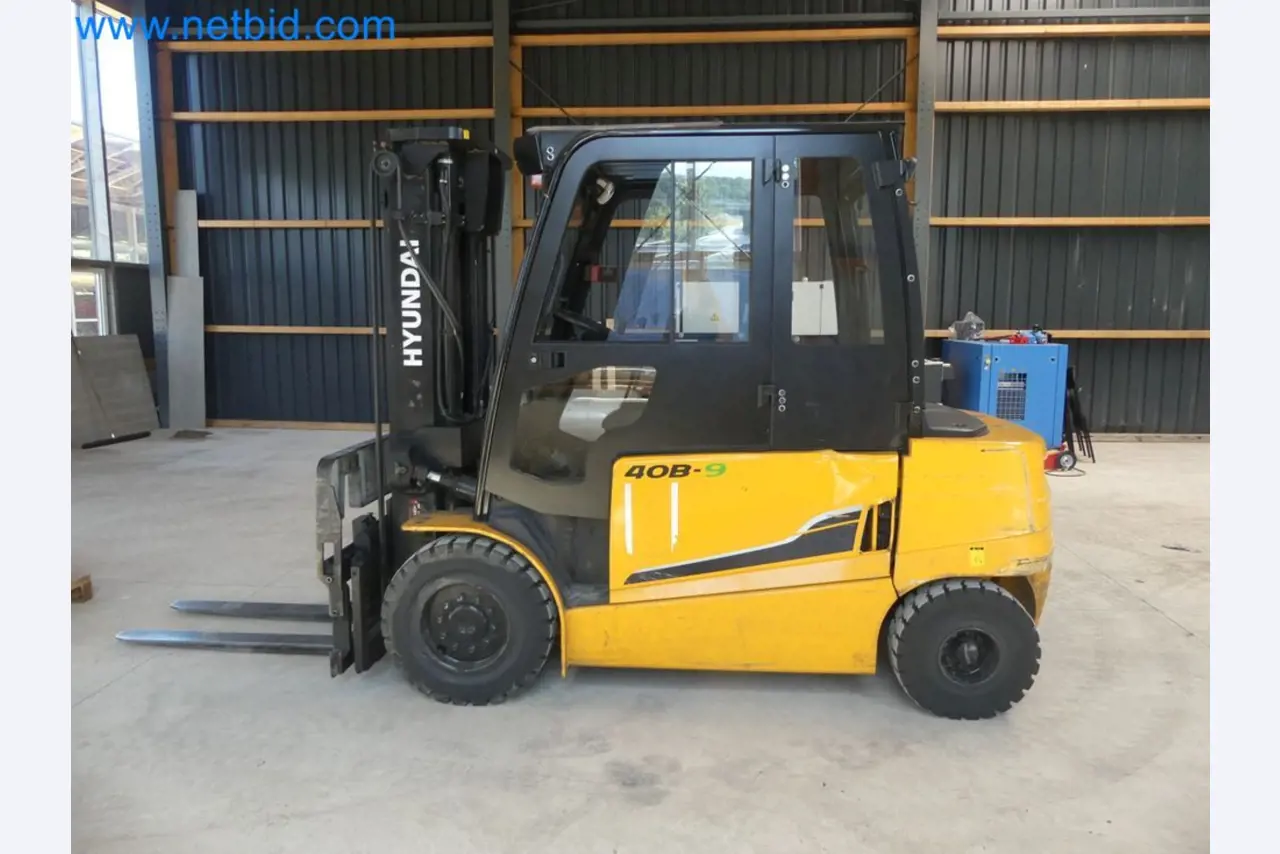 Hyundai 40B-9 electric front forklift truck with Still HFX 80V-170A charger-56