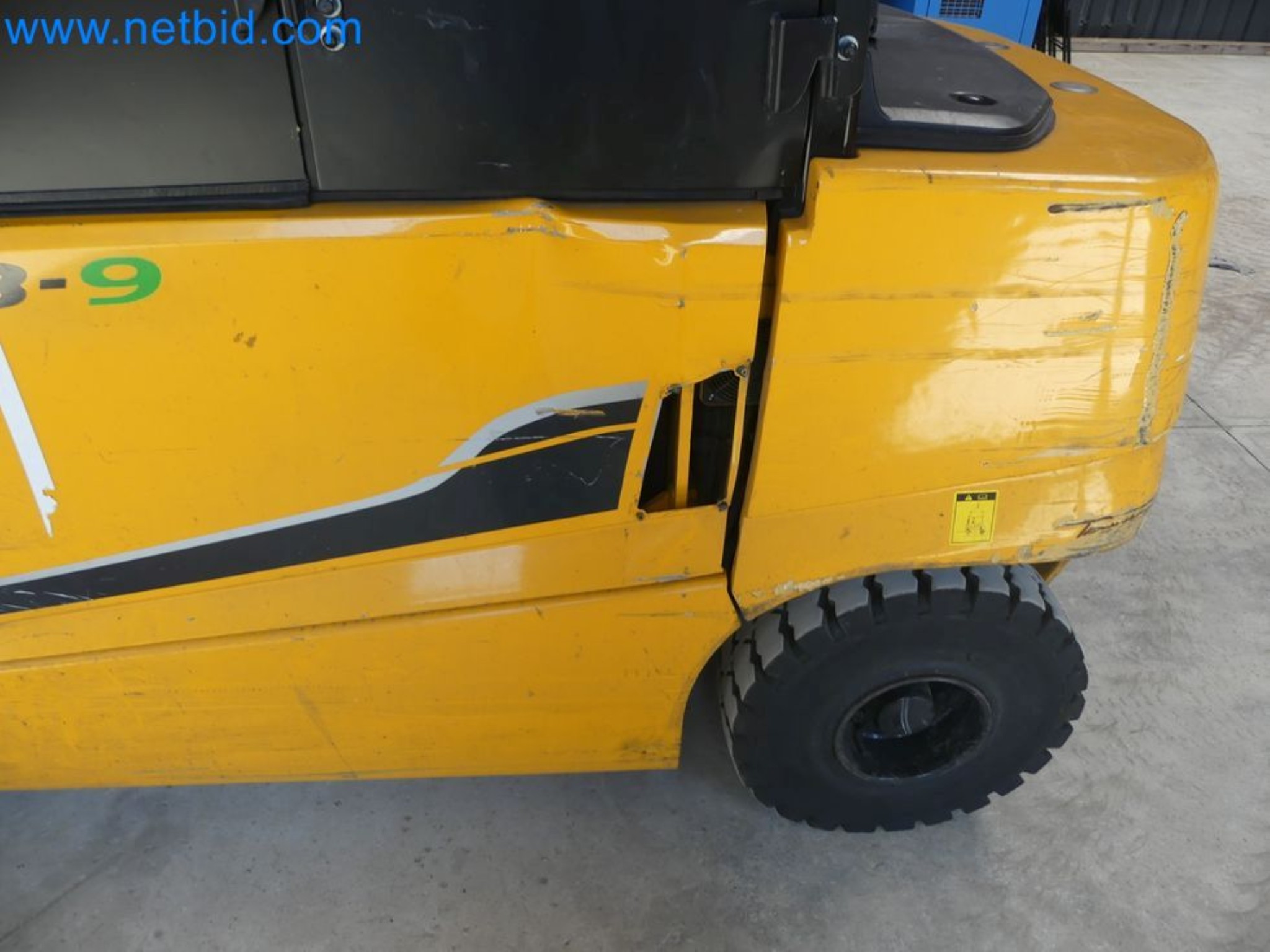 Hyundai 40B-9 electric front forklift truck with Still HFX 80V-170A charger-58