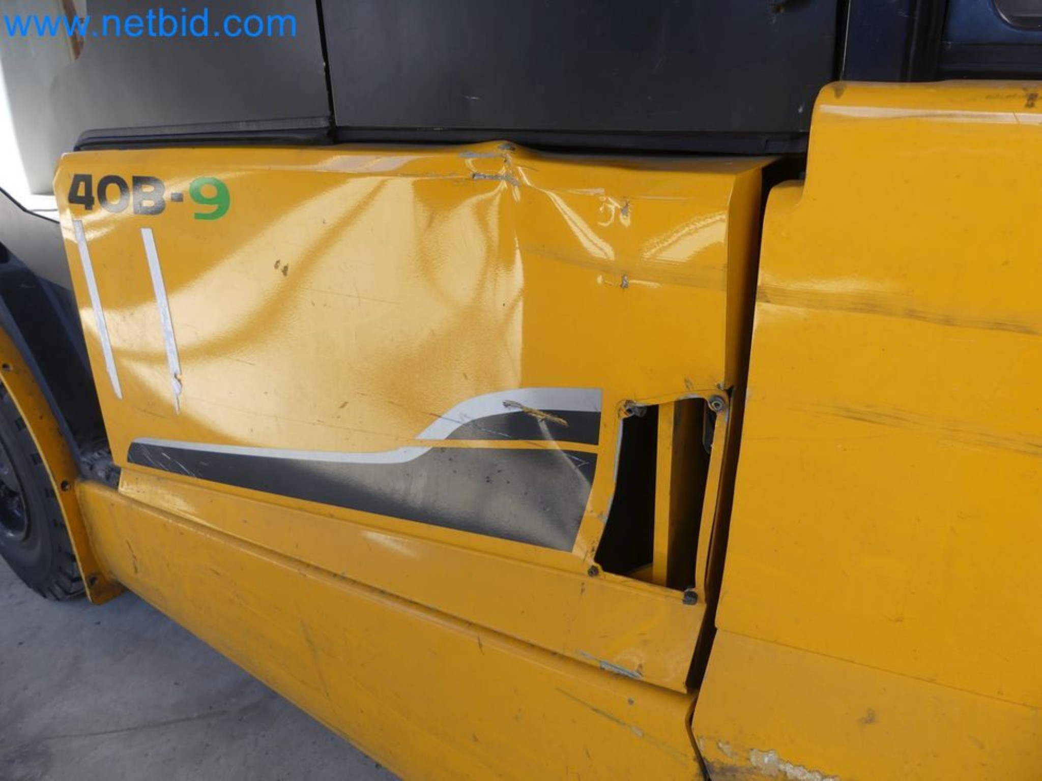 Hyundai 40B-9 electric front forklift truck with Still HFX 80V-170A charger-59