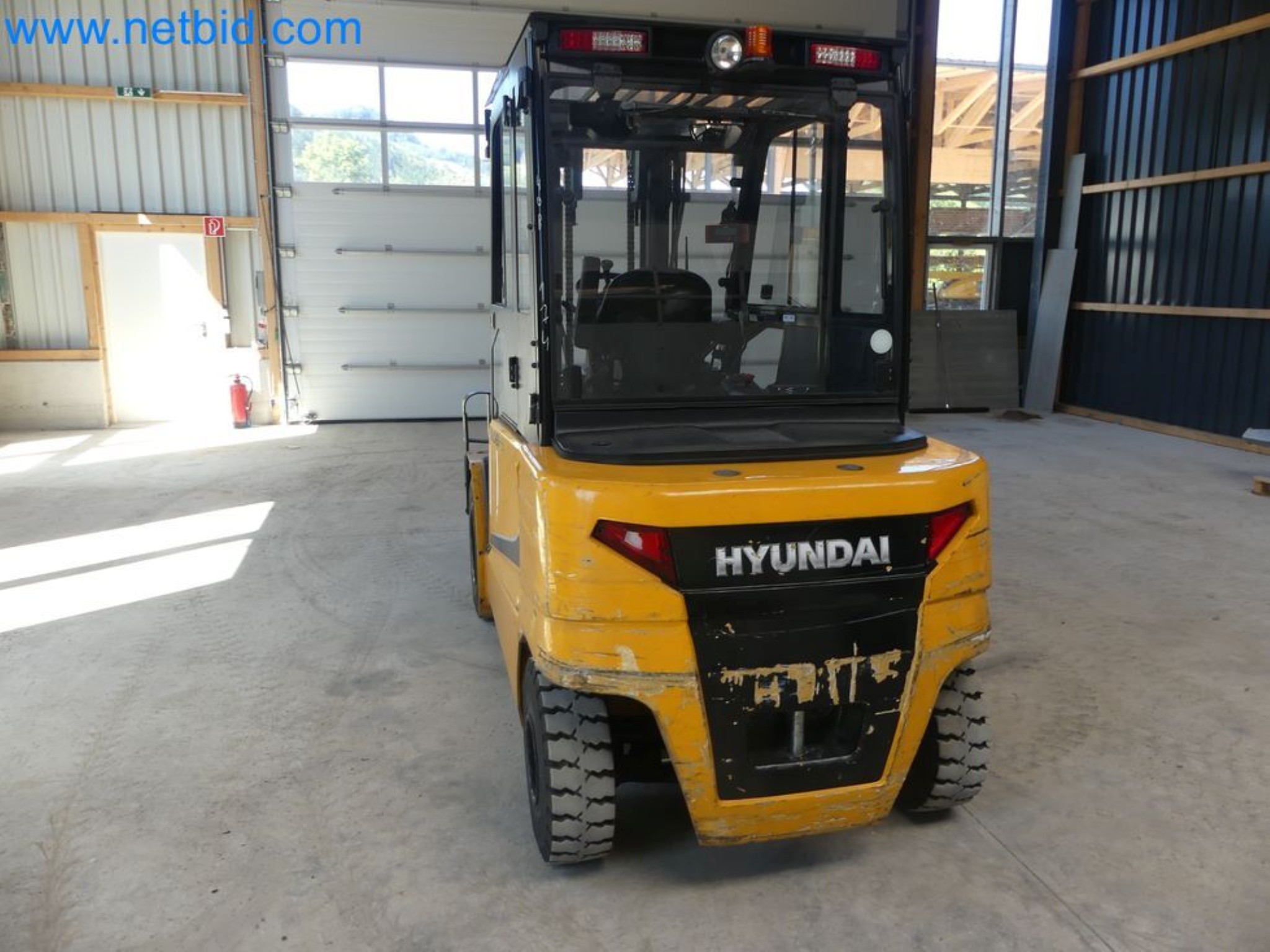 Hyundai 40B-9 electric front forklift truck with Still HFX 80V-170A charger-5