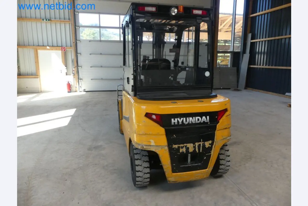 Hyundai 40B-9 electric front forklift truck with Still HFX 80V-170A charger-5