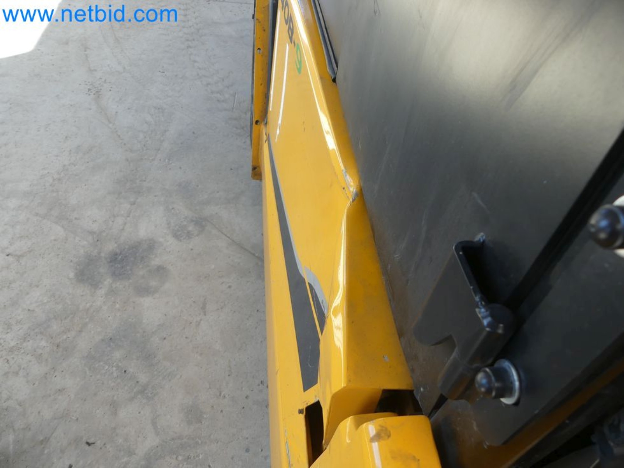 Hyundai 40B-9 electric front forklift truck with Still HFX 80V-170A charger-60