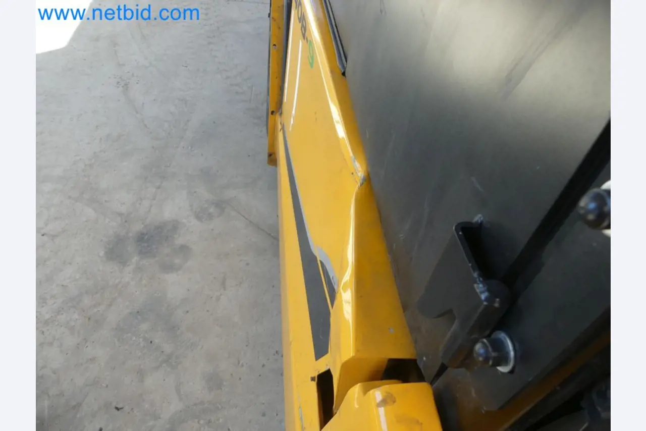 Hyundai 40B-9 electric front forklift truck with Still HFX 80V-170A charger-60