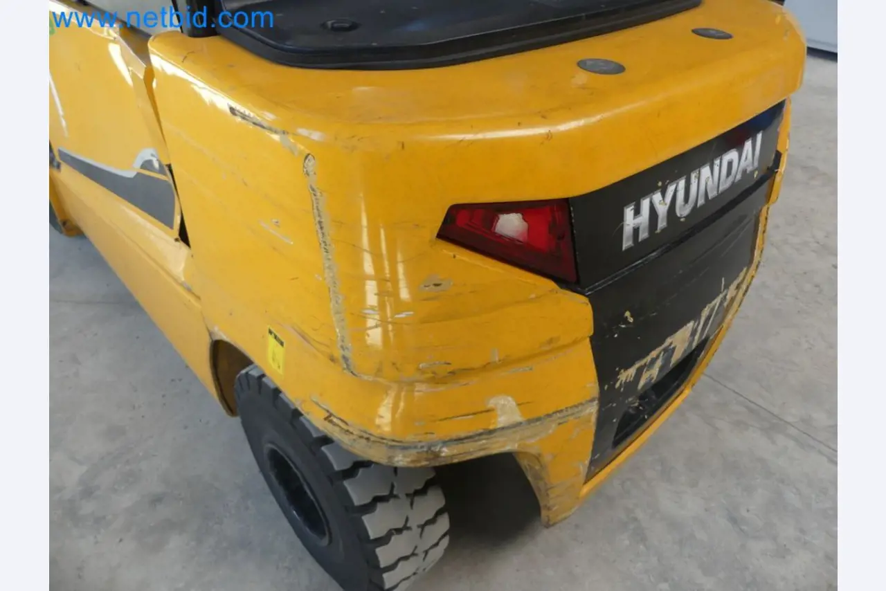Hyundai 40B-9 electric front forklift truck with Still HFX 80V-170A charger-62