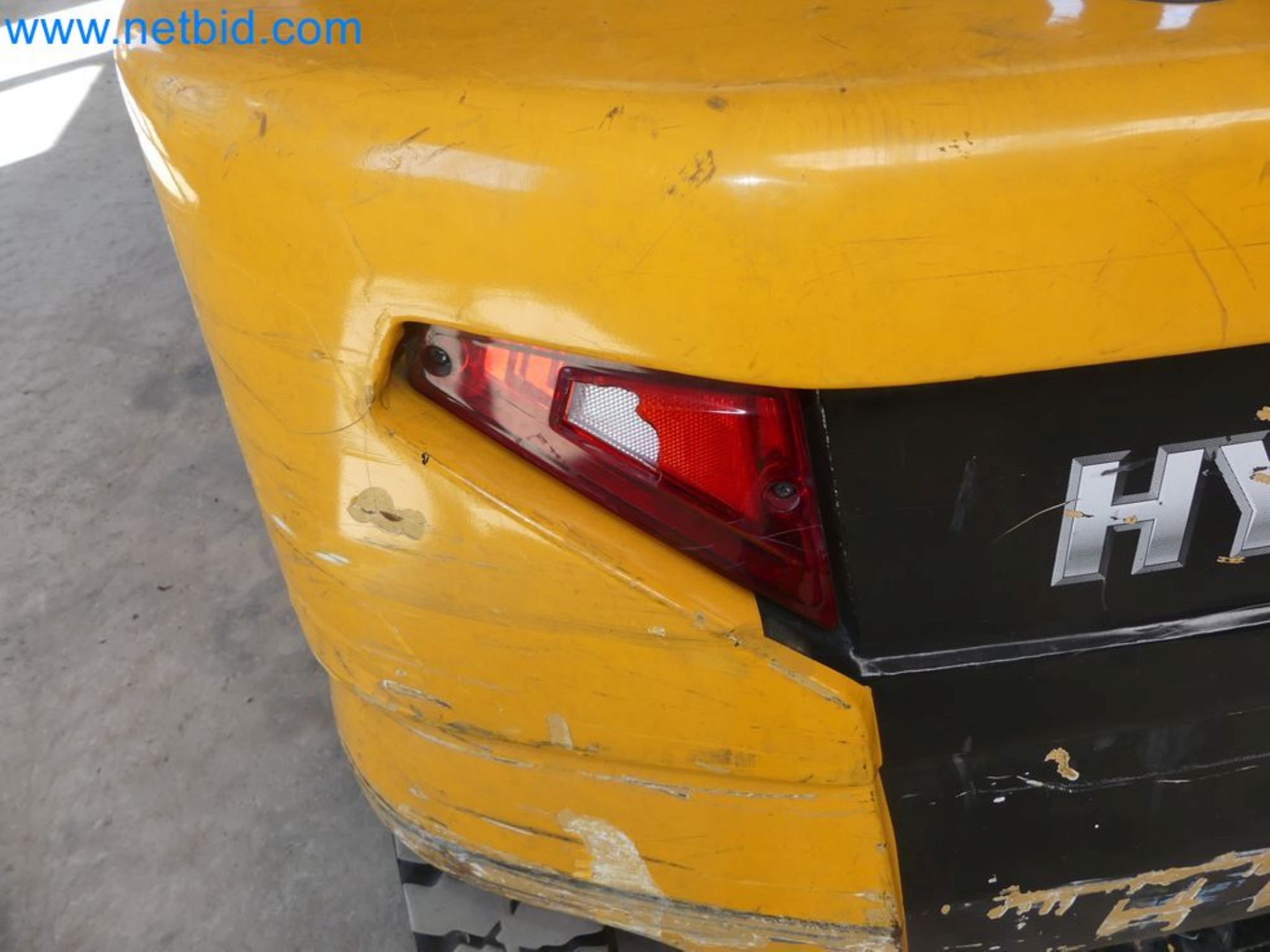 Hyundai 40B-9 electric front forklift truck with Still HFX 80V-170A charger-63