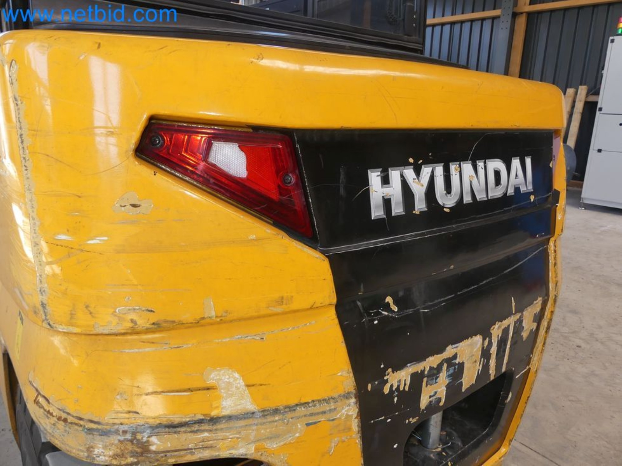 Hyundai 40B-9 electric front forklift truck with Still HFX 80V-170A charger-64