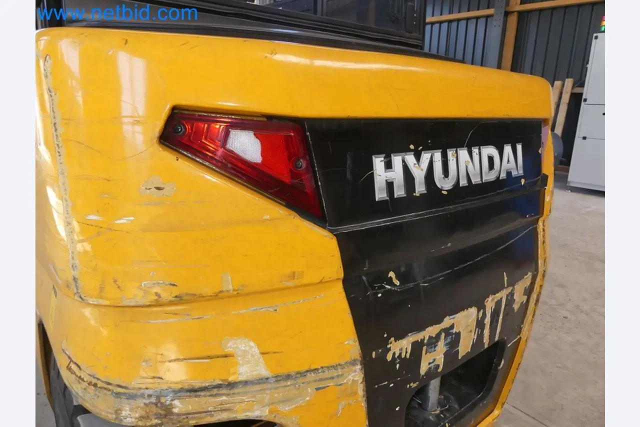 Hyundai 40B-9 electric front forklift truck with Still HFX 80V-170A charger-64