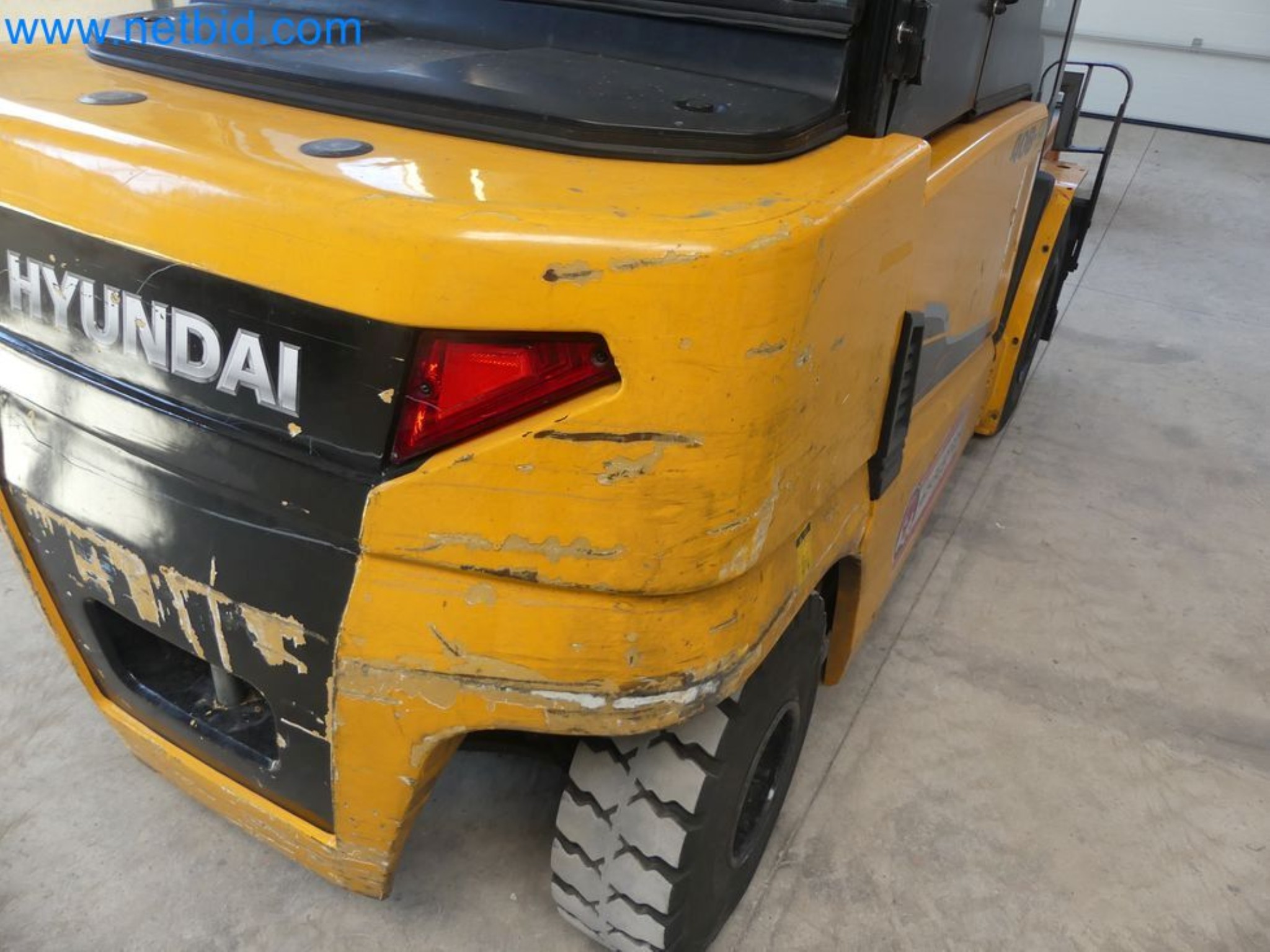 Hyundai 40B-9 electric front forklift truck with Still HFX 80V-170A charger-66