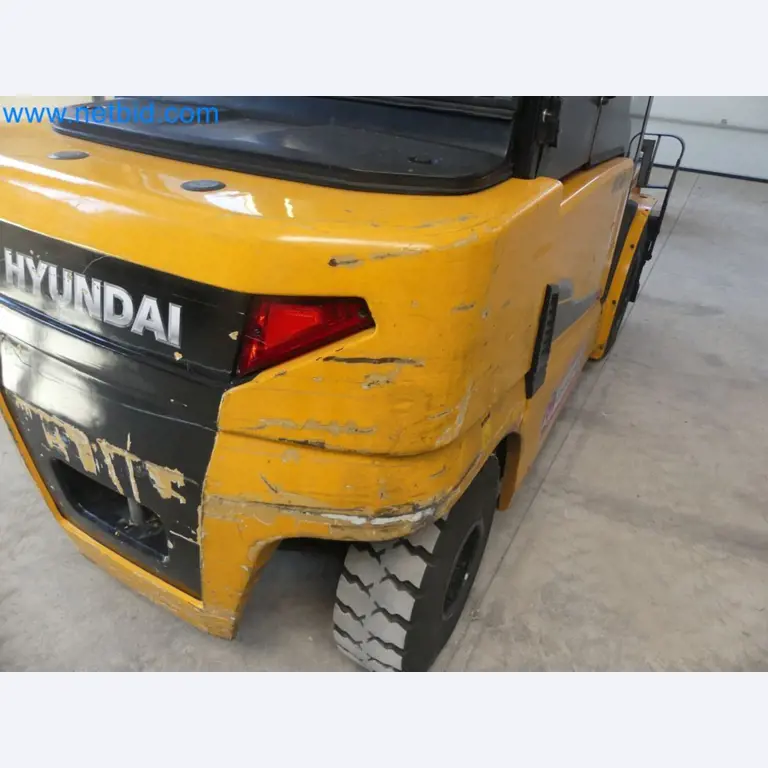 Hyundai 40B-9 electric front forklift truck with Still HFX 80V-170A charger-66