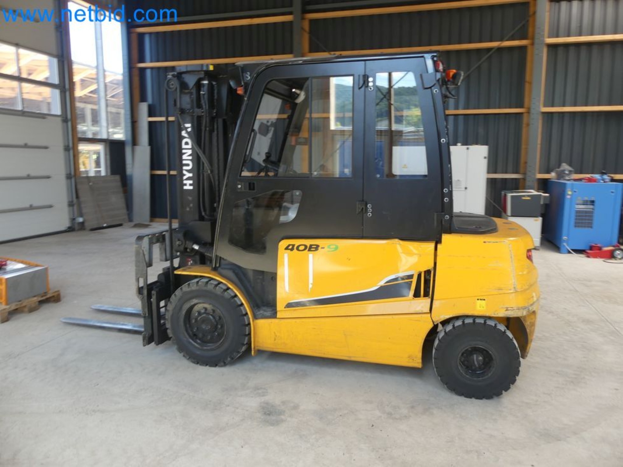 Hyundai 40B-9 electric front forklift truck with Still HFX 80V-170A charger-67