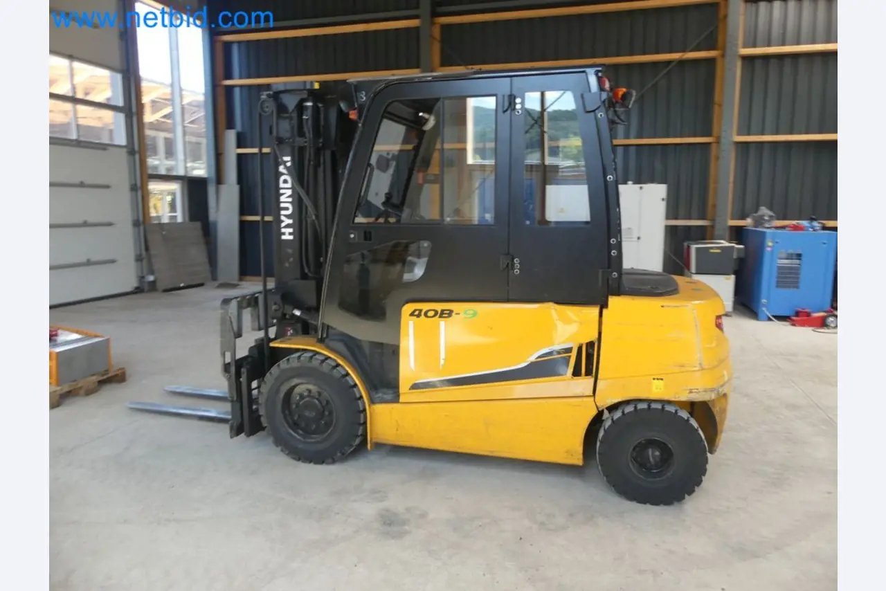 Hyundai 40B-9 electric front forklift truck with Still HFX 80V-170A charger-67