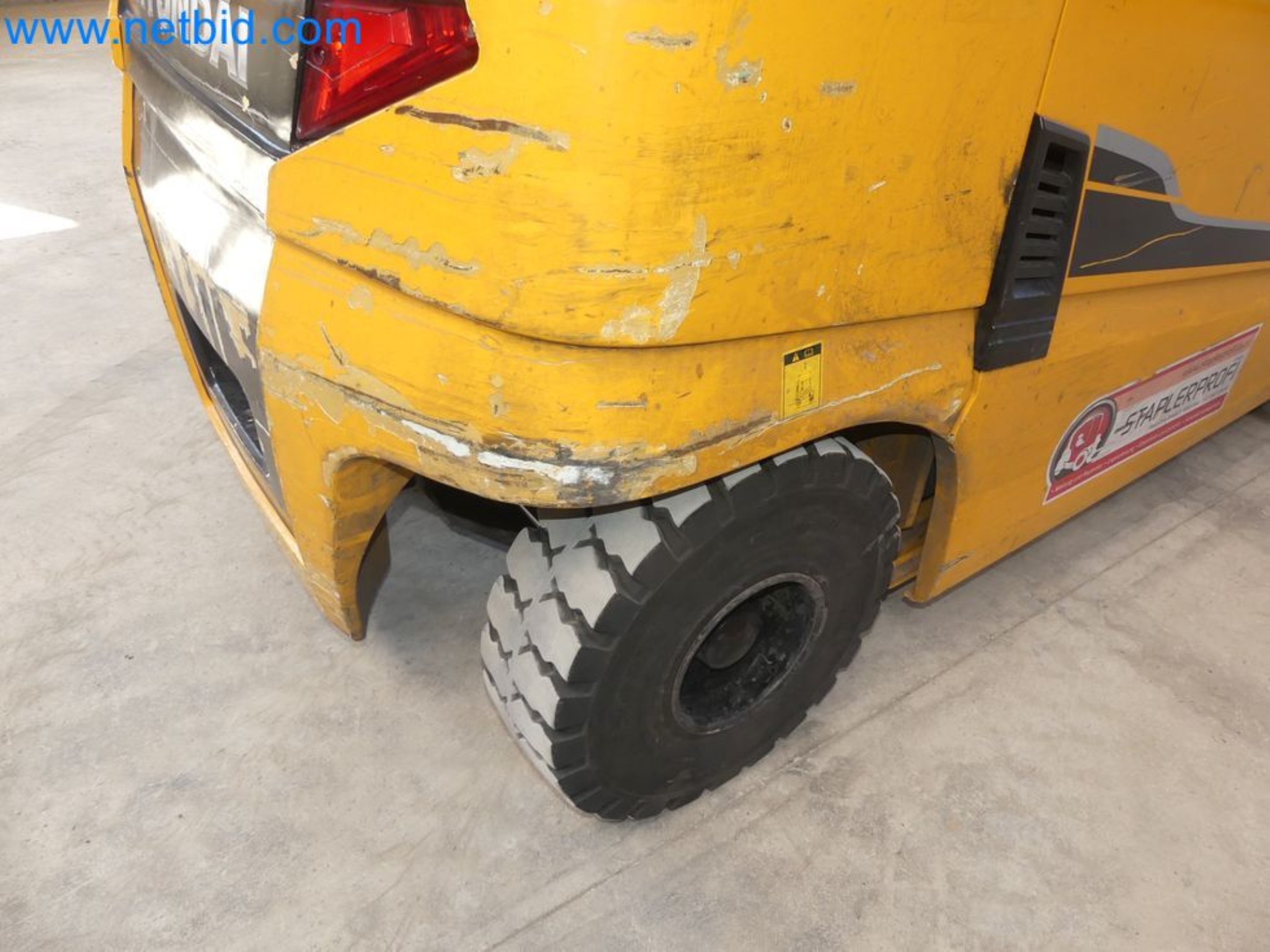 Hyundai 40B-9 electric front forklift truck with Still HFX 80V-170A charger-68