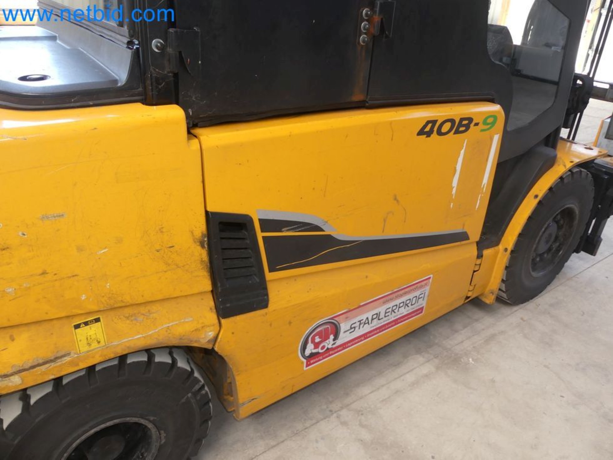 Hyundai 40B-9 electric front forklift truck with Still HFX 80V-170A charger-69