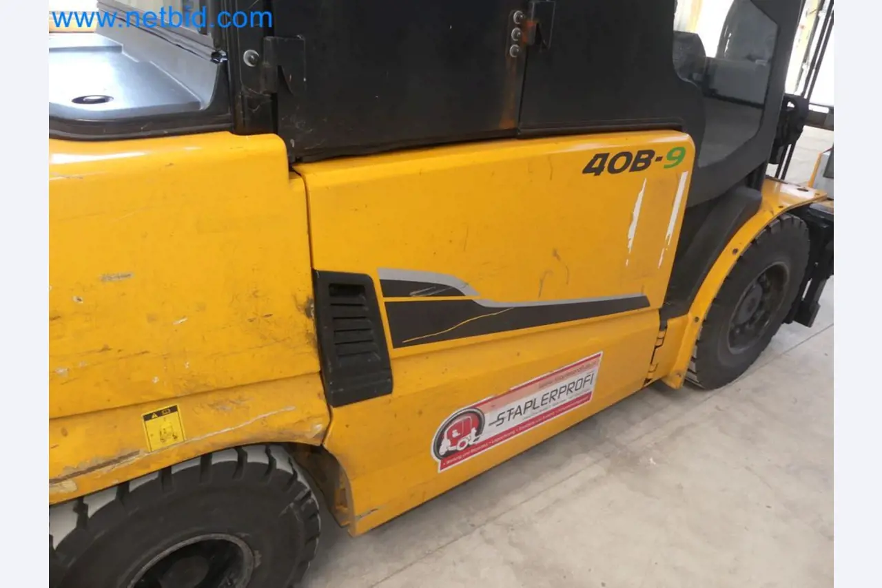 Hyundai 40B-9 electric front forklift truck with Still HFX 80V-170A charger-69