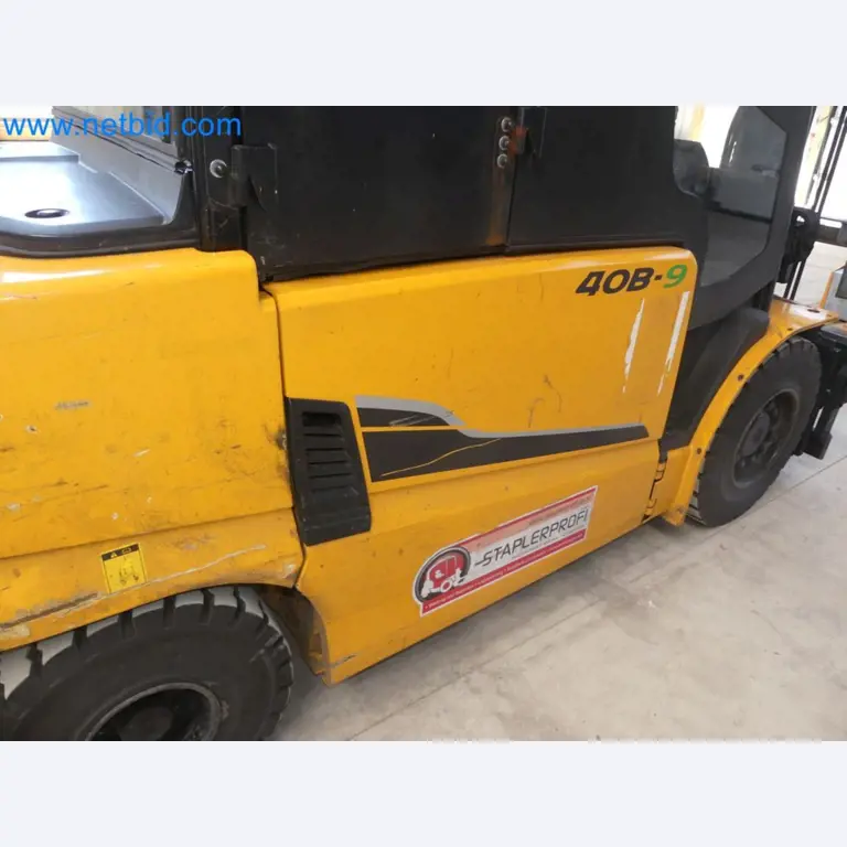 Hyundai 40B-9 electric front forklift truck with Still HFX 80V-170A charger-69