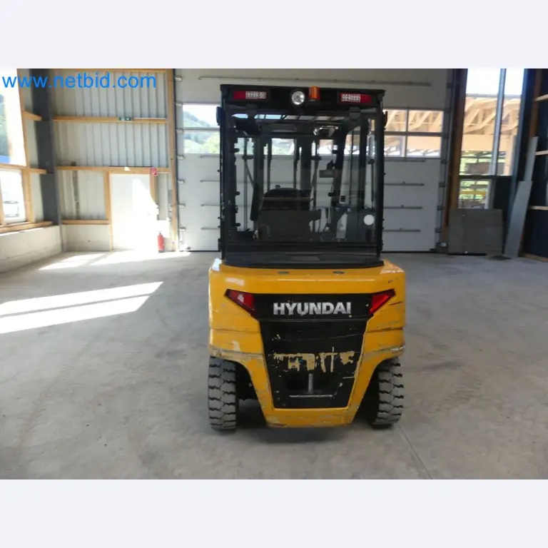 Hyundai 40B-9 electric front forklift truck with Still HFX 80V-170A charger-6