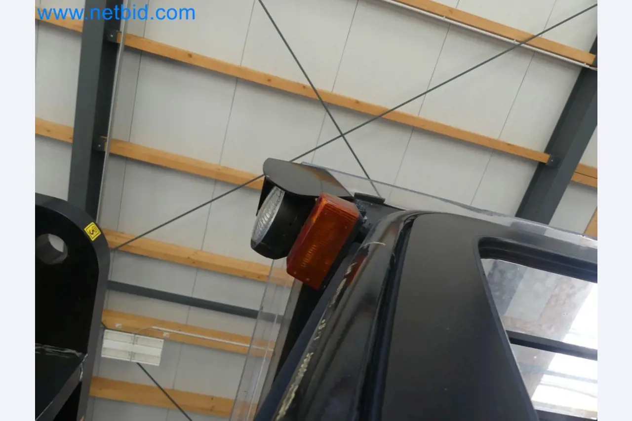 Hyundai 40B-9 electric front forklift truck with Still HFX 80V-170A charger-71