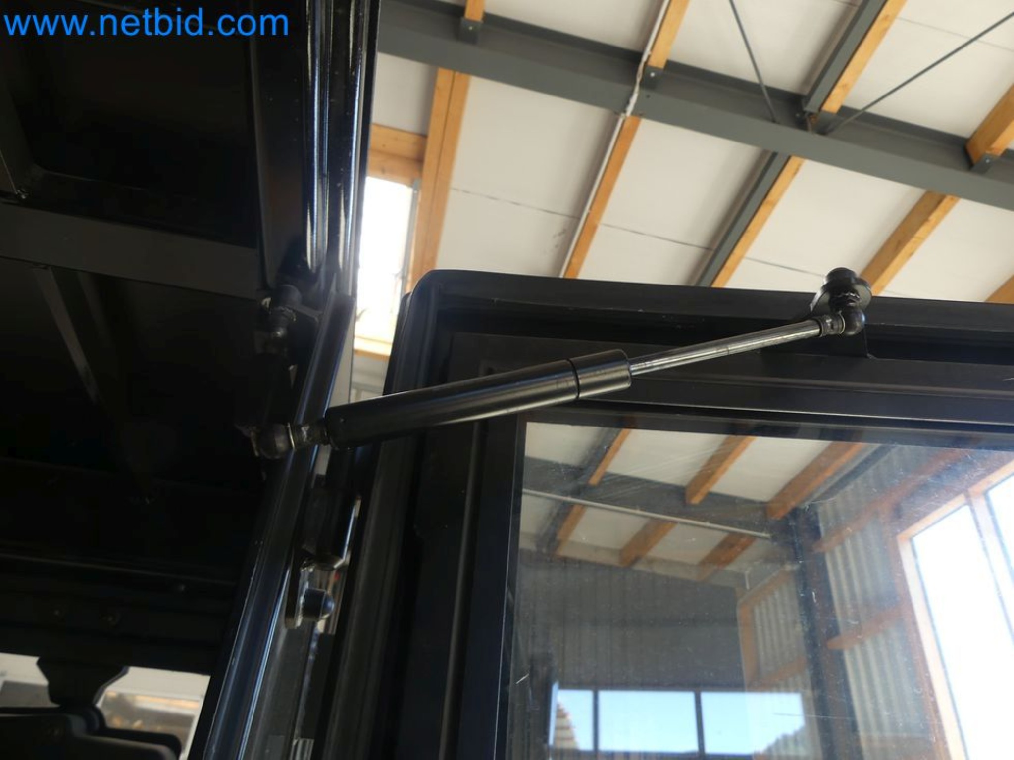 Hyundai 40B-9 electric front forklift truck with Still HFX 80V-170A charger-73