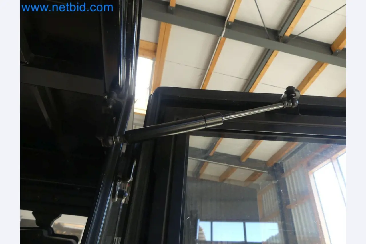 Hyundai 40B-9 electric front forklift truck with Still HFX 80V-170A charger-73