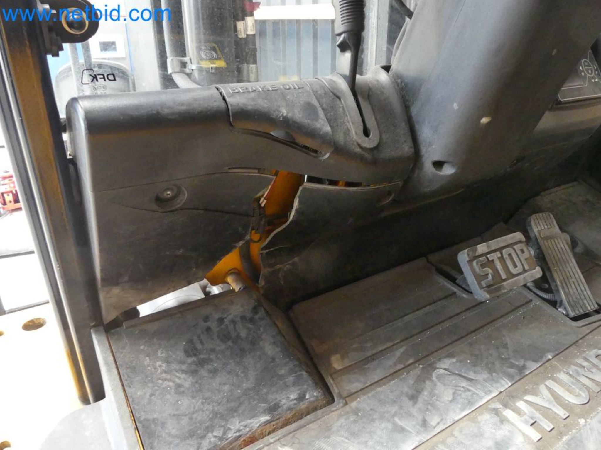 Hyundai 40B-9 electric front forklift truck with Still HFX 80V-170A charger-76