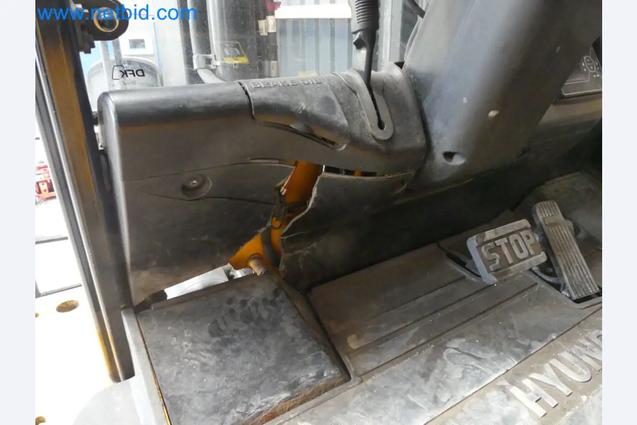 Hyundai 40B-9 electric front forklift truck with Still HFX 80V-170A charger-76