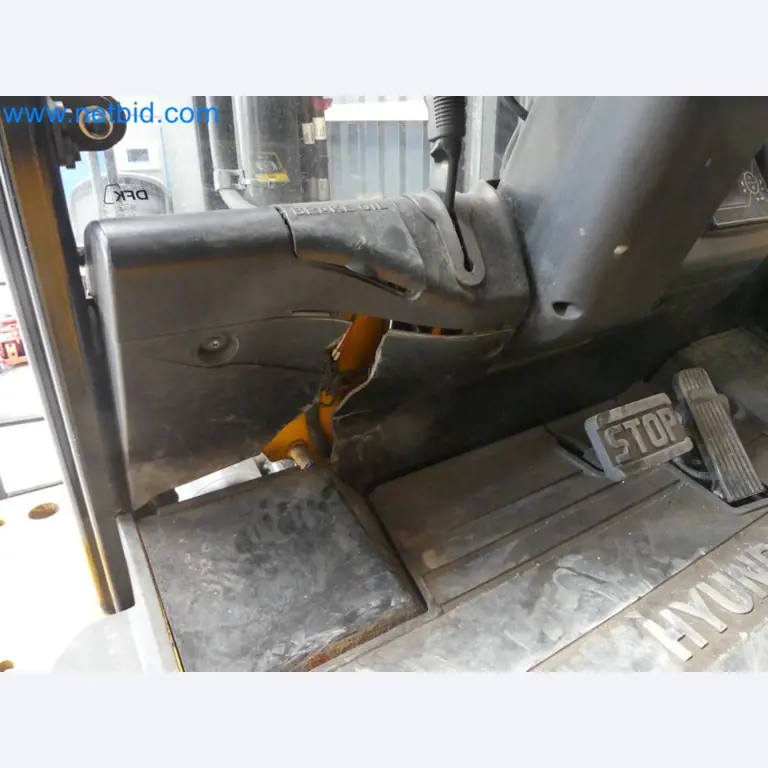 Hyundai 40B-9 electric front forklift truck with Still HFX 80V-170A charger-76