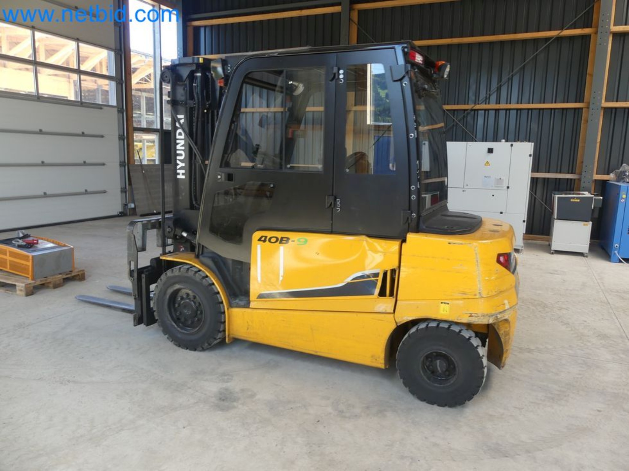 Hyundai 40B-9 electric front forklift truck with Still HFX 80V-170A charger-77