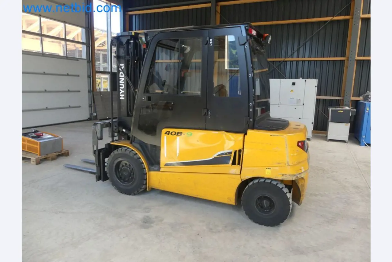 Hyundai 40B-9 electric front forklift truck with Still HFX 80V-170A charger-77