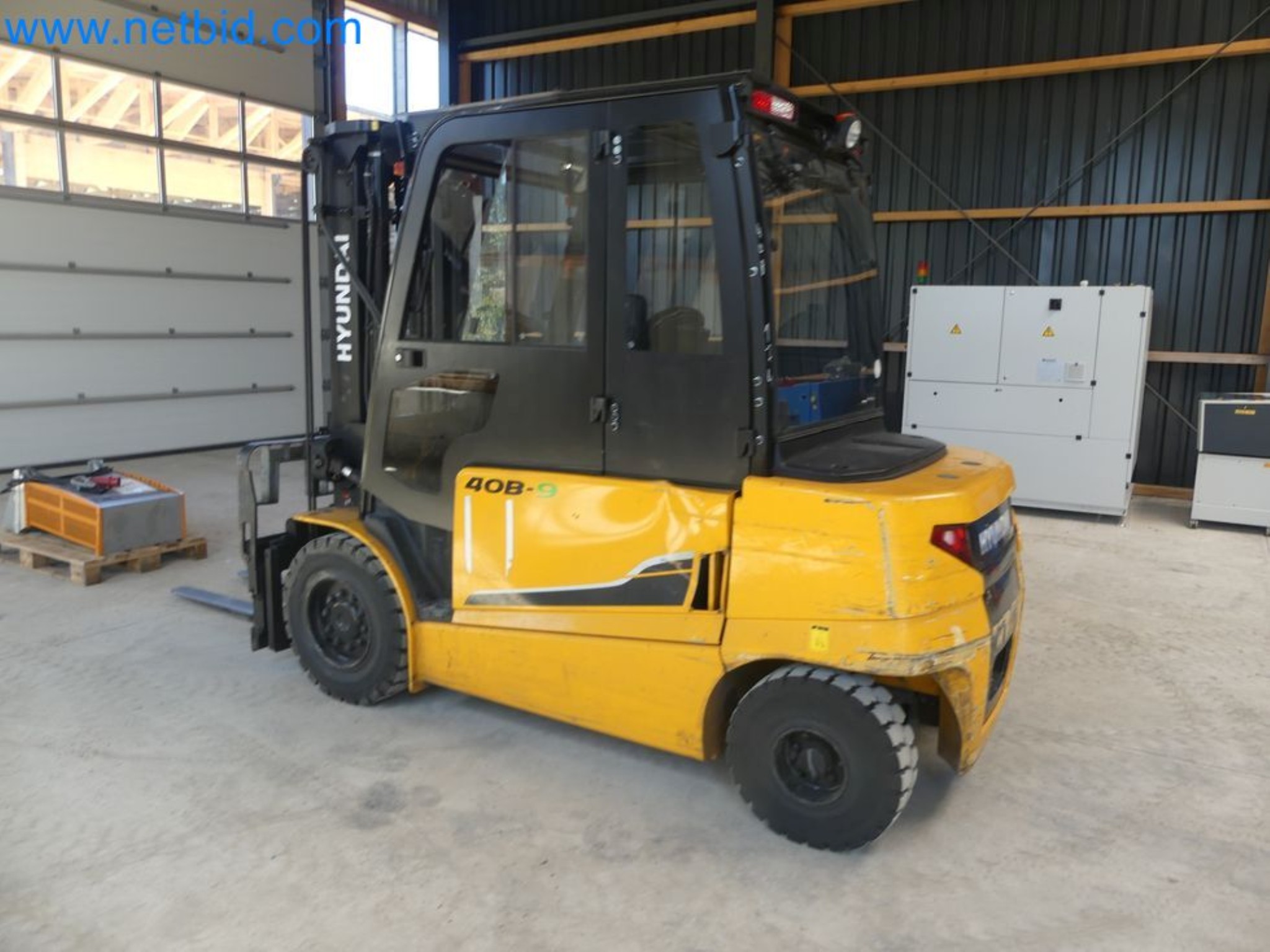 Hyundai 40B-9 electric front forklift truck with Still HFX 80V-170A charger-78