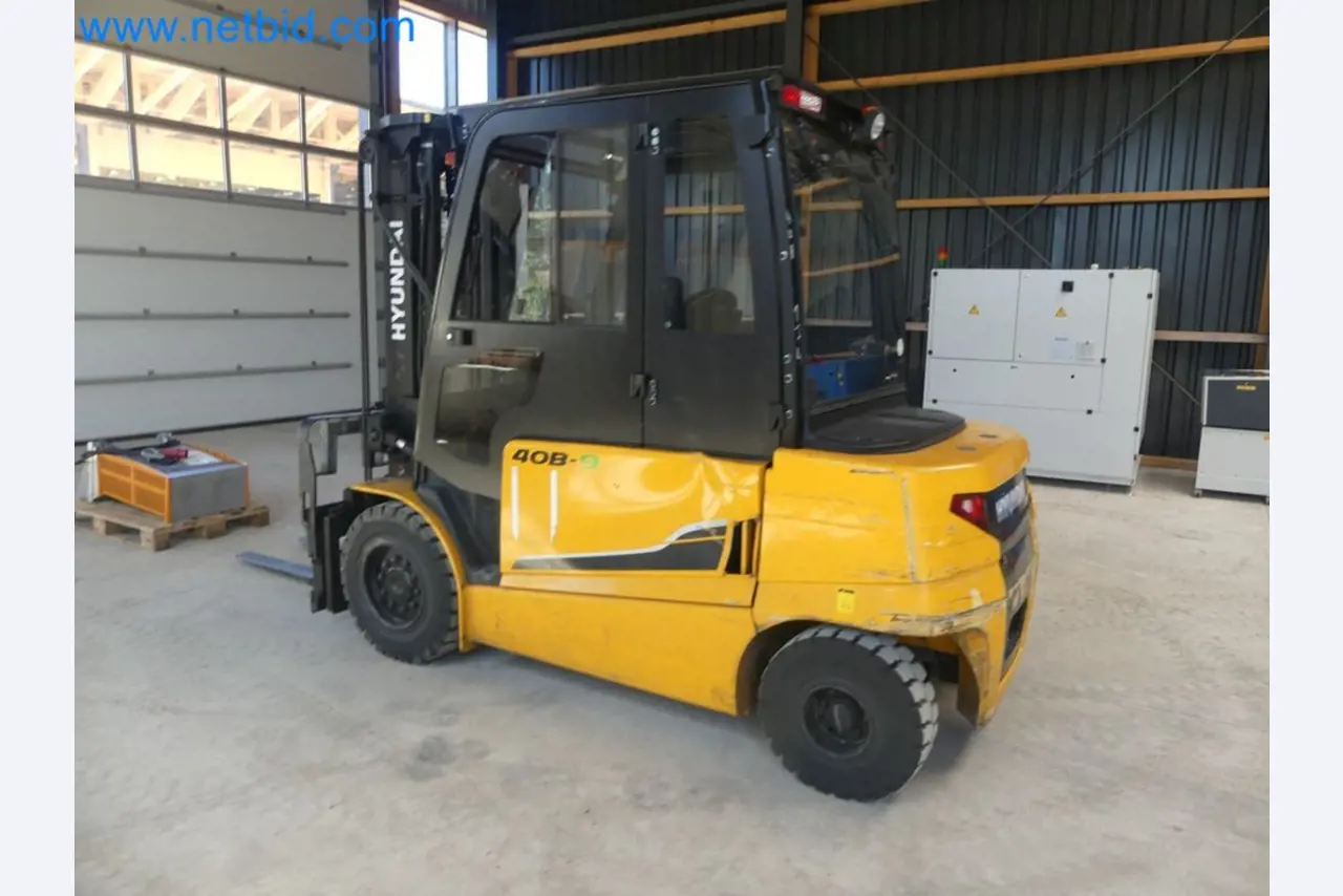 Hyundai 40B-9 electric front forklift truck with Still HFX 80V-170A charger-78