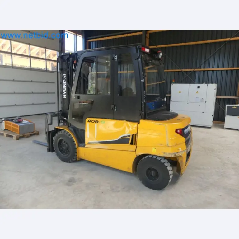 Hyundai 40B-9 electric front forklift truck with Still HFX 80V-170A charger-78