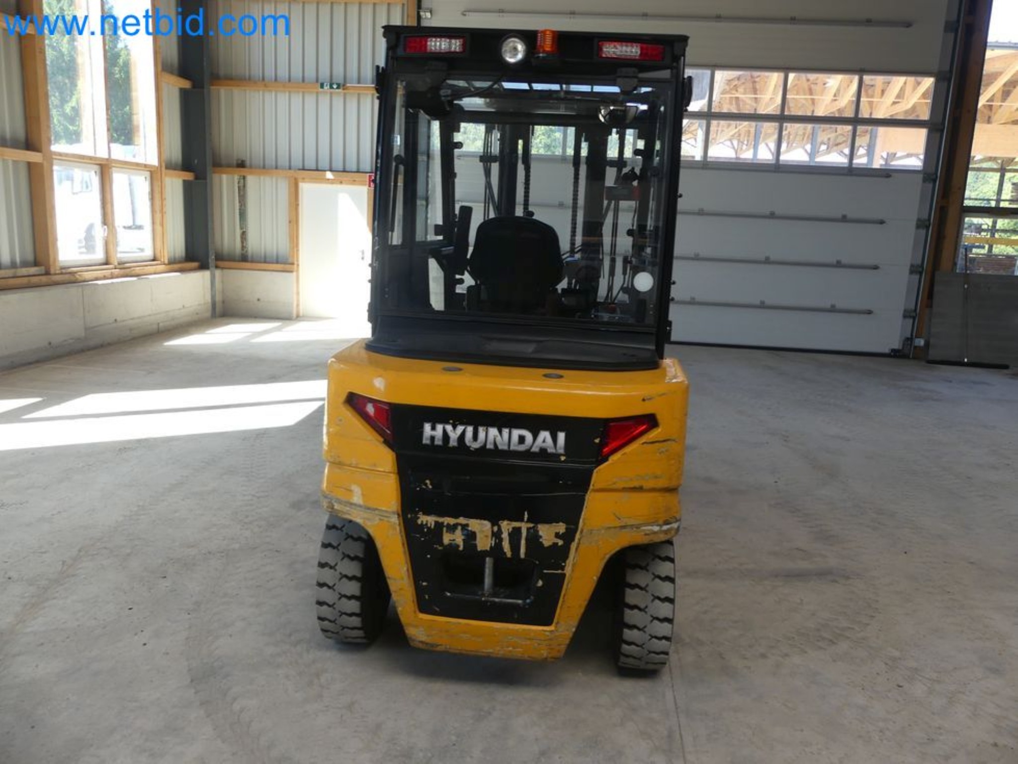 Hyundai 40B-9 electric front forklift truck with Still HFX 80V-170A charger-7