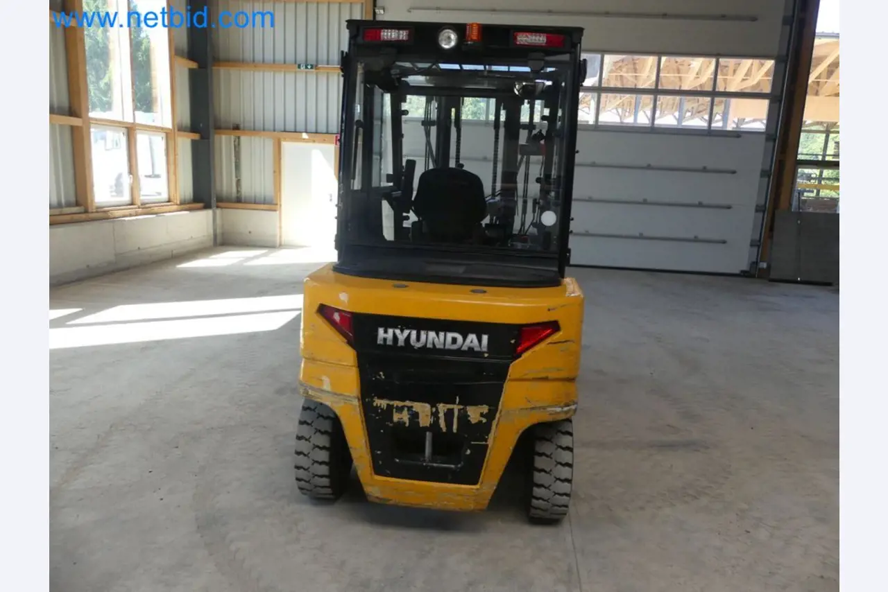 Hyundai 40B-9 electric front forklift truck with Still HFX 80V-170A charger-7