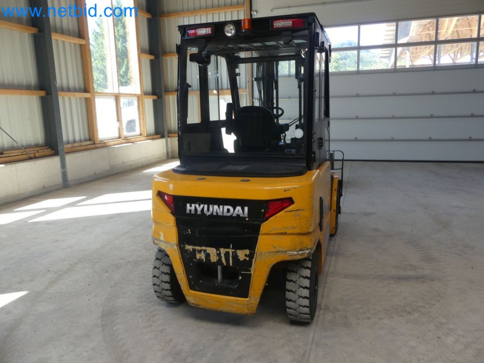 Hyundai 40B-9 electric front forklift truck with Still HFX 80V-170A charger-8