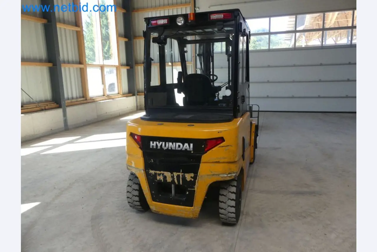 Hyundai 40B-9 electric front forklift truck with Still HFX 80V-170A charger-8