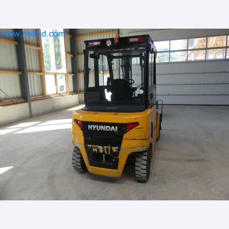 Hyundai 40B-9 electric front forklift truck with Still HFX 80V-170A charger-8