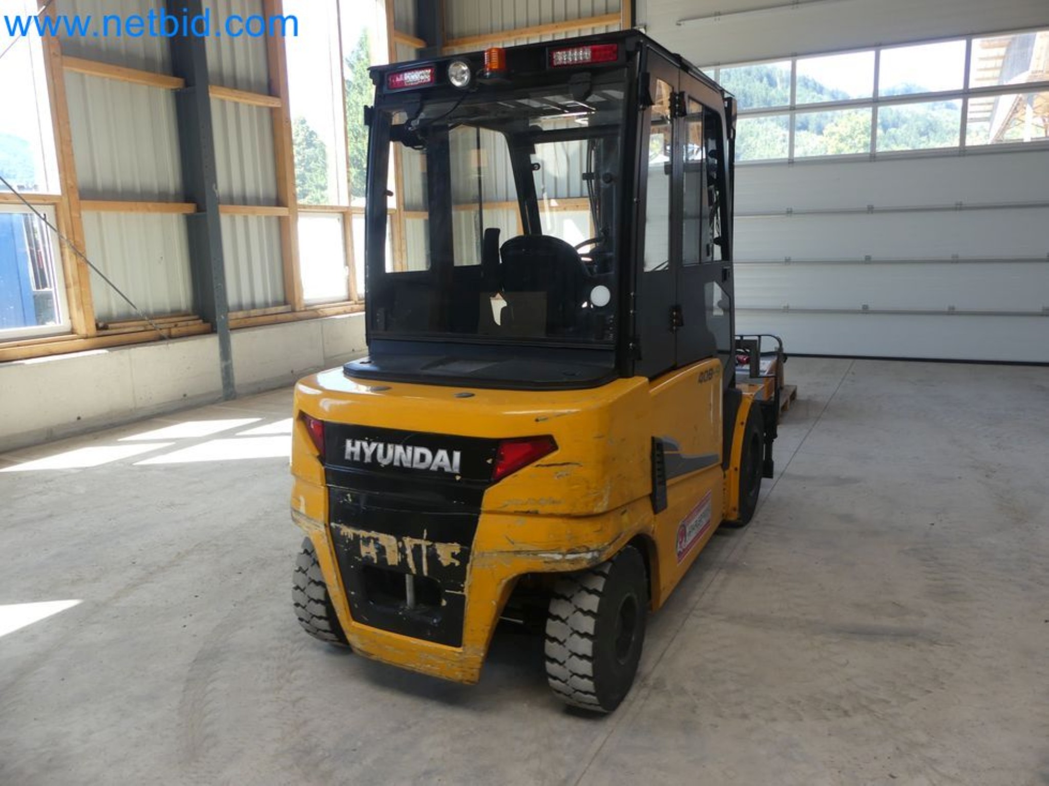 Hyundai 40B-9 electric front forklift truck with Still HFX 80V-170A charger-9