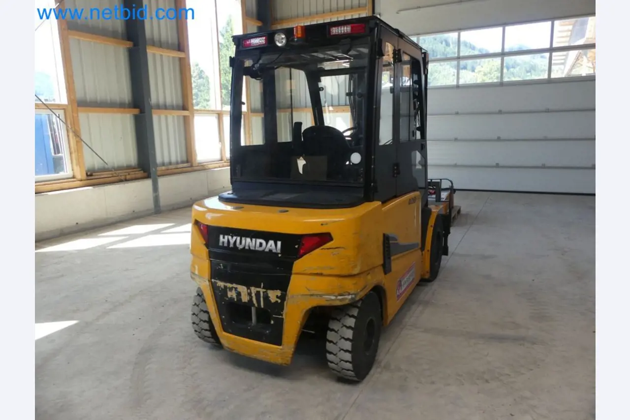 Hyundai 40B-9 electric front forklift truck with Still HFX 80V-170A charger-9