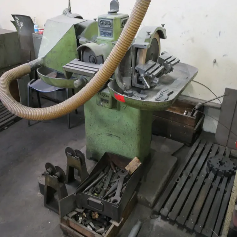 Messenslijpmachine met draaibank. FUM Warka SAR